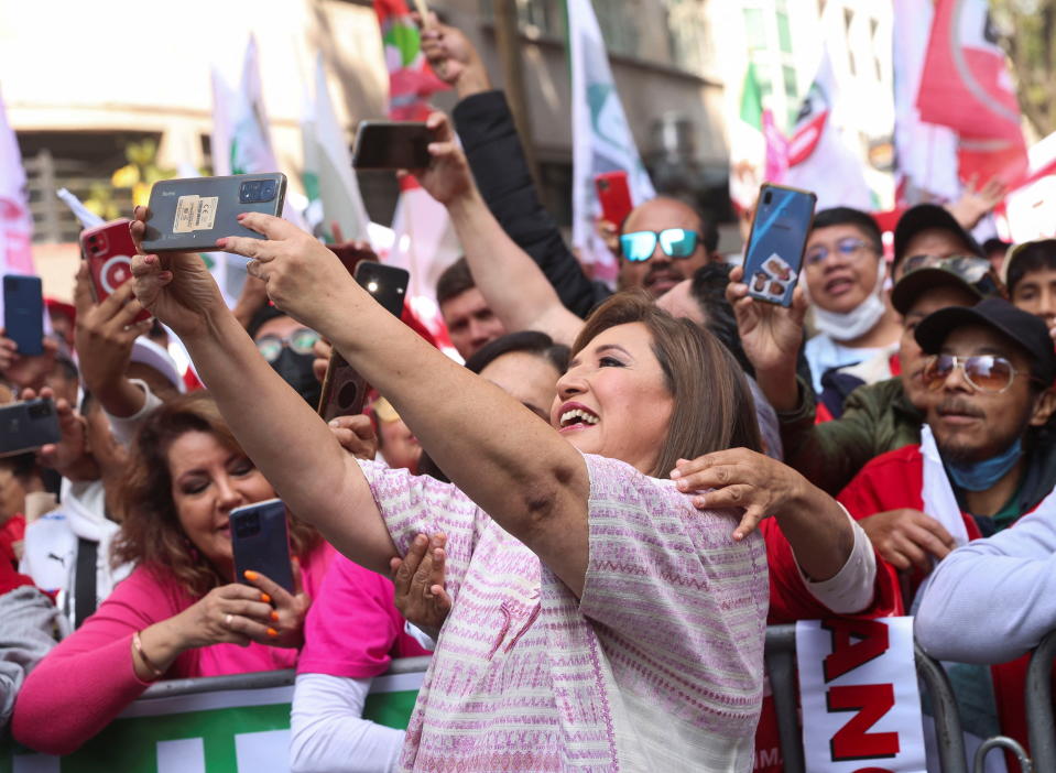 Xóchitl Gálvez, candidata presidencial del opositor Frente Amplio por México 2024, posa para una selfie durante un mitin en Ciudad de México, México, 12 de noviembre de 2023. (REUTERS/Luis Cortes)