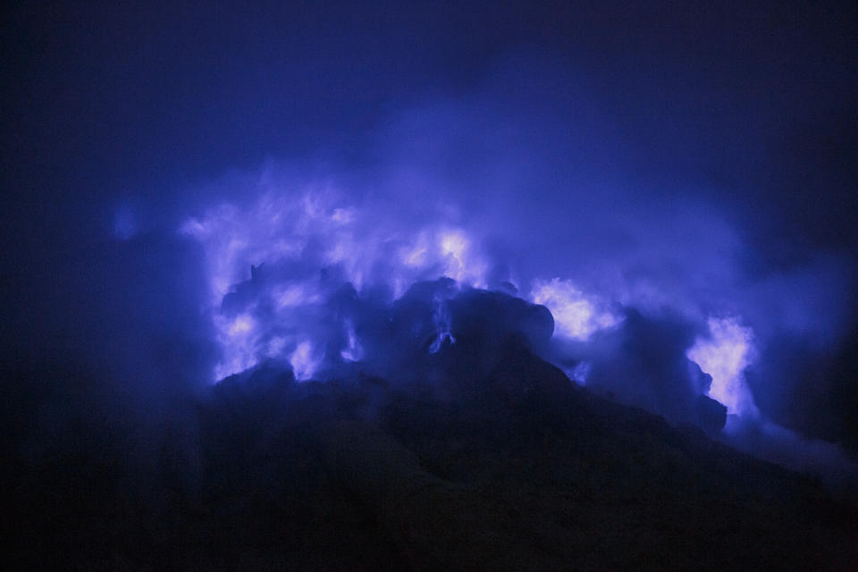 Nachts schießen blaue Flammen aus dem Kawah Ijen in Indonesien. (Bild: Getty Images)