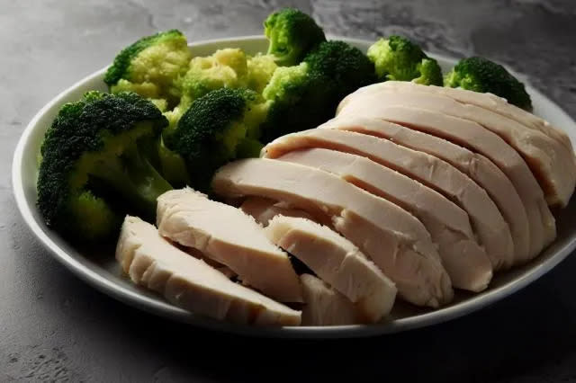 <strong>減重時最好避開滷味中吃起來口感Q軟的肉品，可以選擇雞肉。（示意圖／pixabay）</strong>