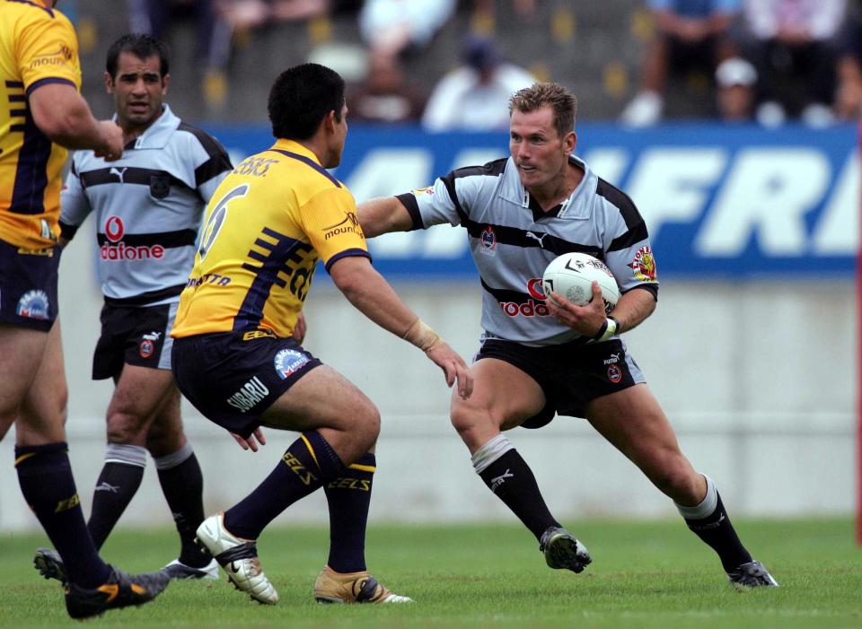 Rowan Baxter (de frente) en su época de jugador de rugby en un partido de pretemporada con los New Zealand Warriors, en 2005. Foto: Hannah Johnston/PHOTOSPORT/Integr8fit Gym.