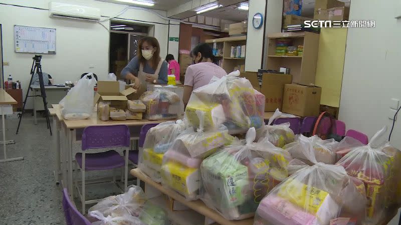 台東食物銀行志工準備防疫物資，要送給弱勢族群和居隔中的家庭。