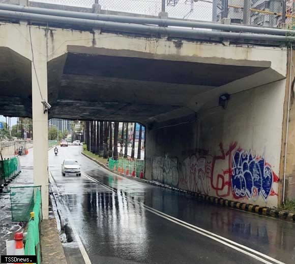 南市瞬間暴雨導致大同地下道鐵道局施工影響排水，市府要求工區加強管控。（記者李嘉祥攝）