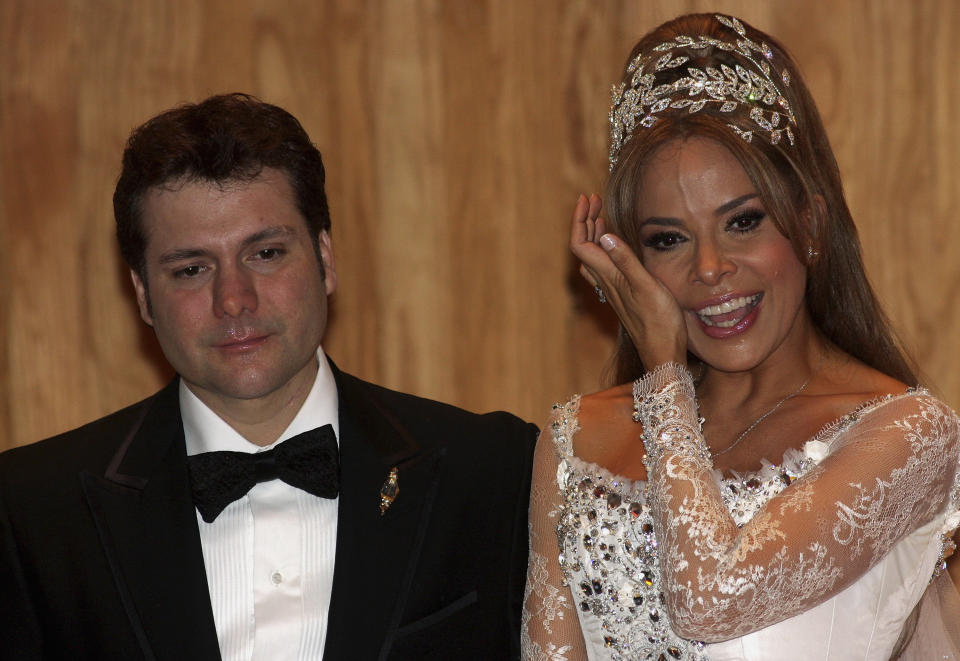 MONTERREY, MEXICO - DECEMBER 17:  Singer Gloria Trevi (R) and Armando Gomez (L) during the press conference after their wedding at Museo de arte Contemporaneo on December 17, 2009 in Monterrey, Mexico. (Photo by Alfredo Lopez/Jam Media/LatinContent via Getty Images)