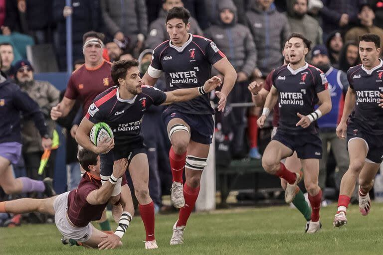 Los jugadores de Buenos Aires Cricket & Rugby Club avanzan, imparables, en un partido ante Newman por el Top 13 de URBA