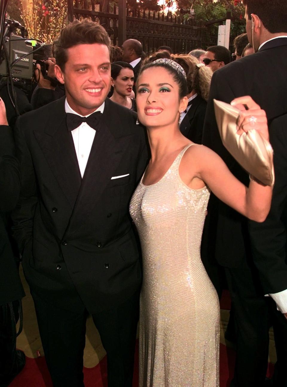 Salma Hayek y Luis Miguel en la 69th entrega del Óscar, marzo 24, 1997. (AP)