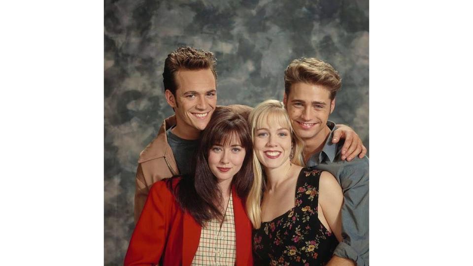 Actors Luke Perry, Shannen Doherty, Jennie Garth, and Jason Priestley pose for a portrait on the set of Beverly Hills 90210 in 1991