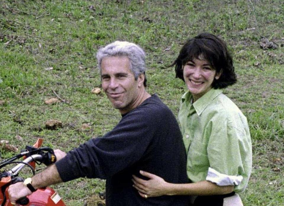 Jeffrey Epstein y Ghislaine Maxwell en una fotografía presentada como prueba en su juicio por tráfico sexual.