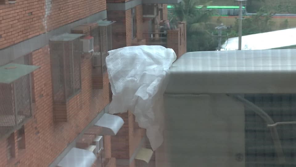 樓上鄰居把衛生紙朝窗外丟，結果黏在原PO的冷氣室外機上。（圖／翻攝自爆怨2公社臉書）