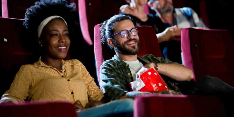 Sorgt für gute Laune bei eurem ersten Date, indem ihr euch eine Stand-up-Show eurer Wahl anseht. - Copyright: RgStudio/Getty Images