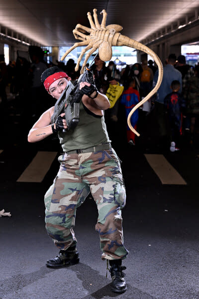 A cosplayer poses as Pvt. Vasquez from 