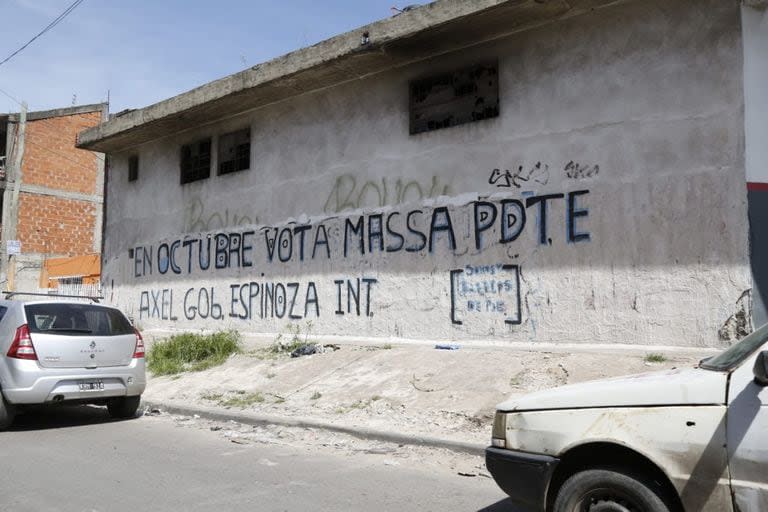 Las pintadas a favor de Massa en las calles de La Matanza