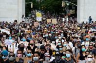 Manifestantes se reúnen en el Washington Square Park, durante una protesta contra la muerte de George Floyd bajo custodia policial en Mineápolis, en la ciudad de Nueva York.