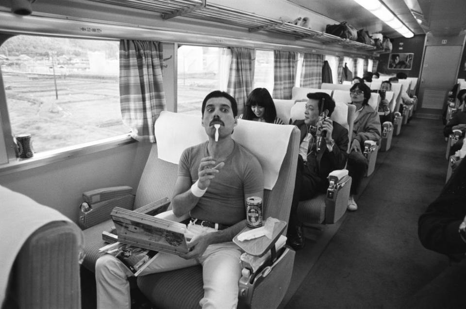 <p>Freddie en una imagen simpática durante un viaje en tren en Japón durante el tour japonés del disco Hot Space.</p>