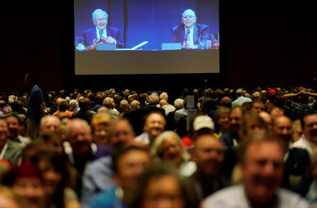 Warren Buffett (L), CEO of Berkshire Hathaway Inc, and Charlie Munger, vice chairman of Berkshire are seen on a screen at the company's annual meeting in Omaha, Nebraska, U.S., May 5, 2018. REUTERS/Rick Wilking