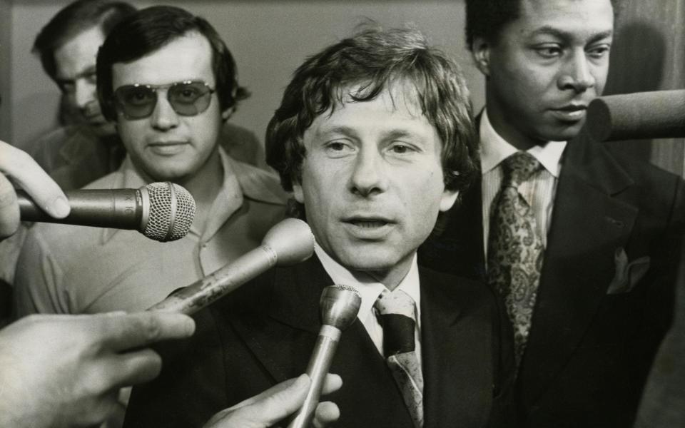 Roman Polanski surrounded by reporters at the Santa Monica Courthouse in 1977