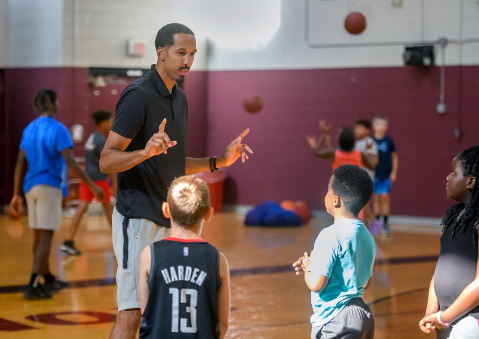 Shaun Livingston gives some pointers to young basketball players during his Pride of Peoria youth basketball camp Monday, July 18, 2022 at Peoria High School.