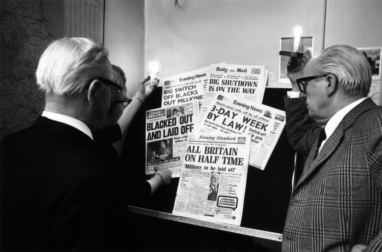 11th February 1972:  People in London using candles to read newspaper headlines about the continuing miners' strike. Pay talks aimed at ending the five-week strike have failed and Britain is plunged into a massive power crisis resulting in job losses, traffic chaos and blackouts.  (Photo by Ian Showell/Keystone/Getty Images)