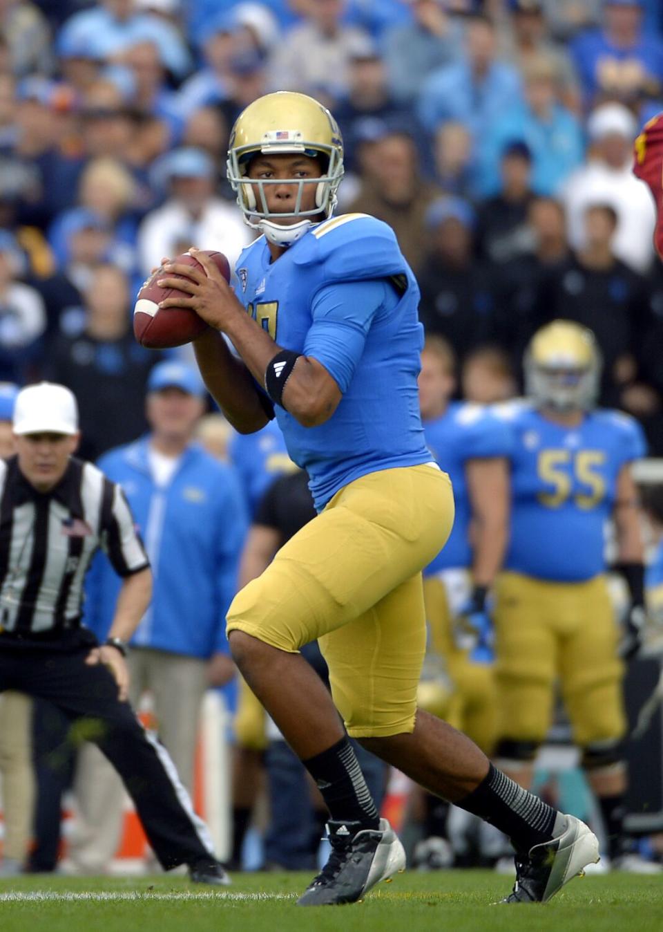 UCLA quarterback Brett Hundley gets set to pass