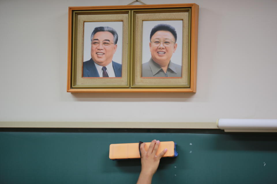 <p><span><span>在這個2017年9月26日的照片中，一名學生在東京的一所東京韓國高中的教室牆上懸掛著北韓已故領導人金日成和金正日的肖像，清理黑板。</span><span>在二戰前後的帝國主義時期，很多韓國人帶到日本的許多第三代和第四代後裔仍然忠於其根源。</span><span>家庭將孩子送到有利於朝鮮的私立學校，教授他們祖先的語言，文化和歷史。</span><span>儘管最近的朝鮮導彈發射和核試驗，學生們說，他們感到自豪，並把他們的社區看作是他們面對日本人的歧視的天堂。</span><span>（AP Photo / Eugene Hoshiko）</span></span> </p>