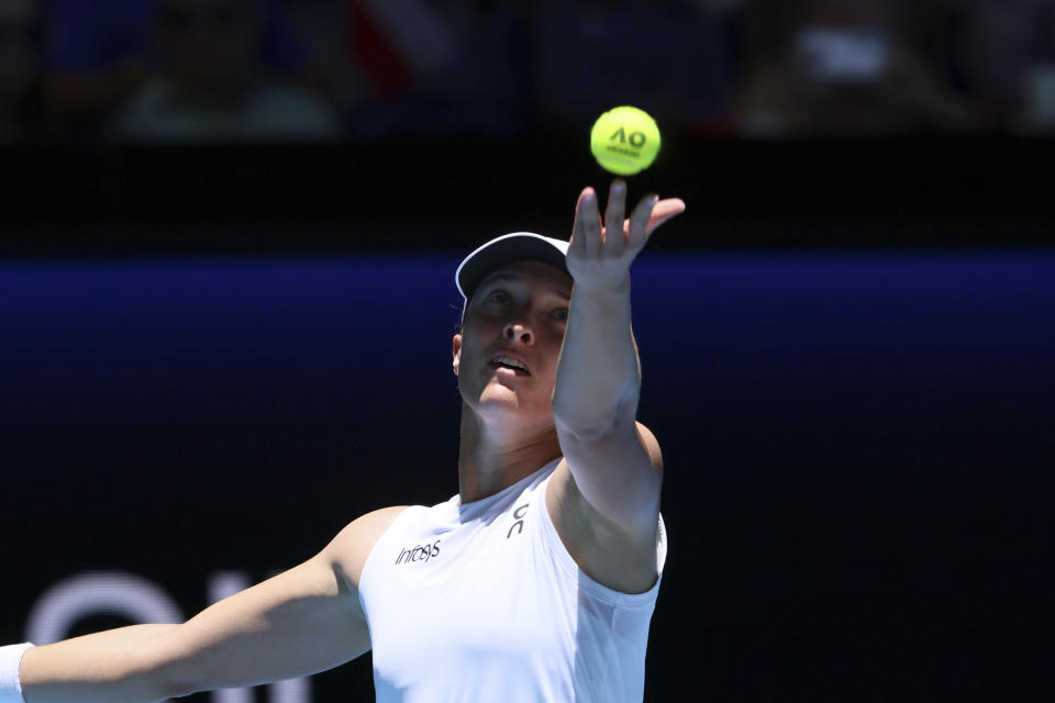 La tenista polaca Iga Swiatek lanza la pelota para sacar ante la china Zheng Qinwen durante un partido de la United Cup en Perth, Australia, el 3 de enero de 2024. (AP Foto/Trevor Collens)