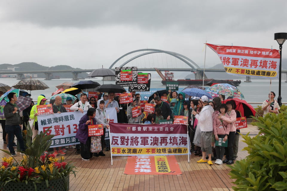 【復常首個遊行】團體反對將軍澳填海　大批警員戒備　遊行人士按要求頸戴咭牌