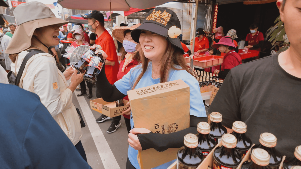 大甲媽祖遶境沿途都有不少善心民眾發送物資，幫跟隨信徒加油打氣。（鏡新聞）