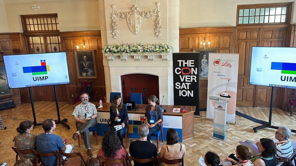 Mesa redonda con Lluís Montoliu y Elena González Burón, moderada por Elena Sanz, codirectora del curso. Juanma Serrano/UIMP