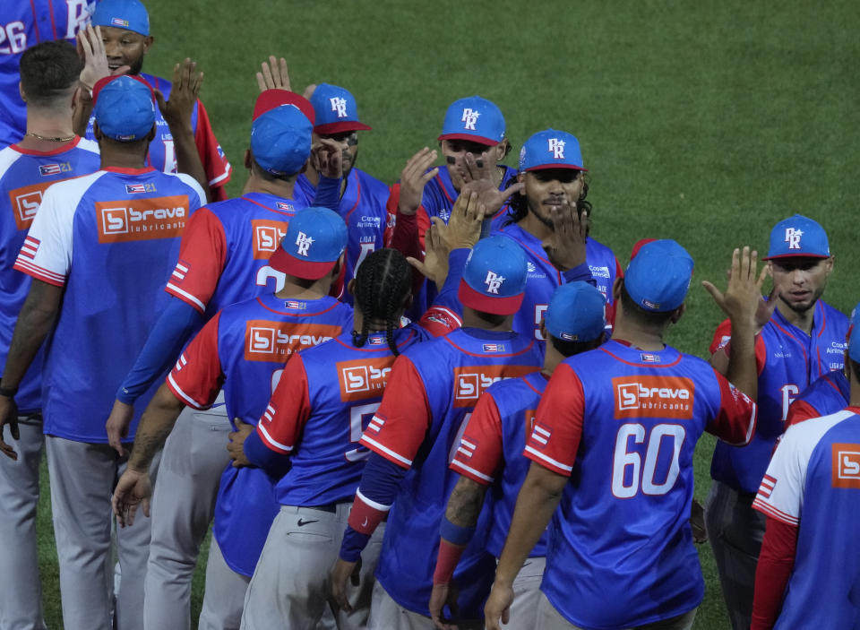 Los Indios de Mayagüez festejan la victoria de 6-1 sobre los Leones del Caracas, el viernes 3 de febrero de 2023, en la Serie del Caribe (AP Foto/Fernando Llano)