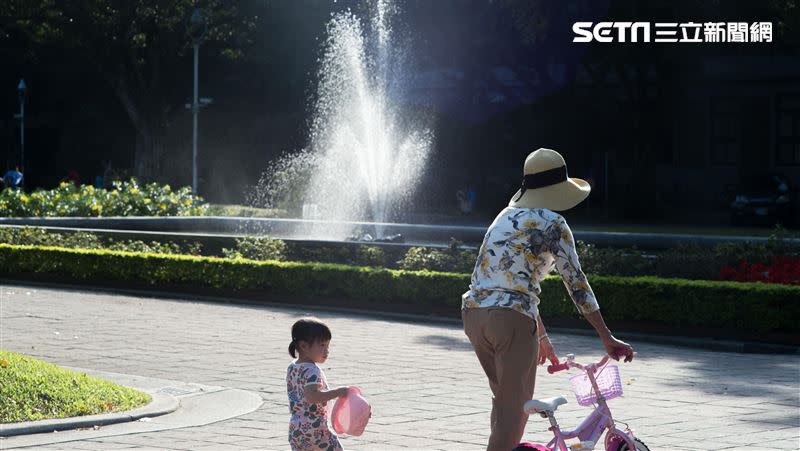 氣象署說，今天（18日）東北季風稍減弱，環境轉成偏東風，台灣附近水氣也逐漸減少，各地慢慢轉為多雲到晴的天氣。（圖/記者陳弋攝影）