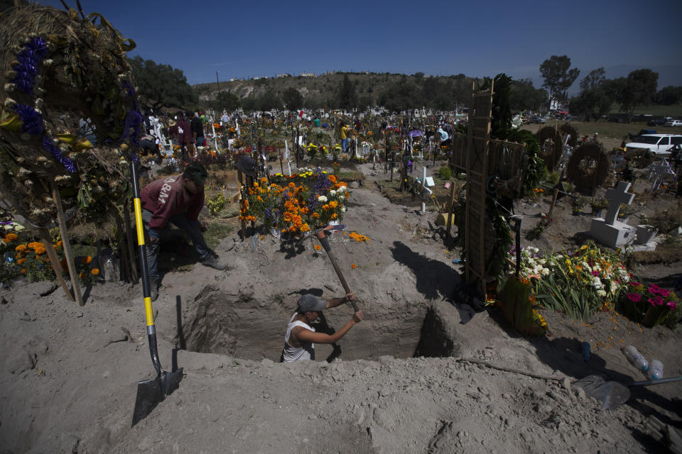 Un trabajador excava una fosa en el panteón municipal de Valle de Chalco en medio de la pandemia de coronavirus, en las afueras de Ciudad de México, el domingo 25 de octubre de 2020. (AP Foto/Marco Ugarte)