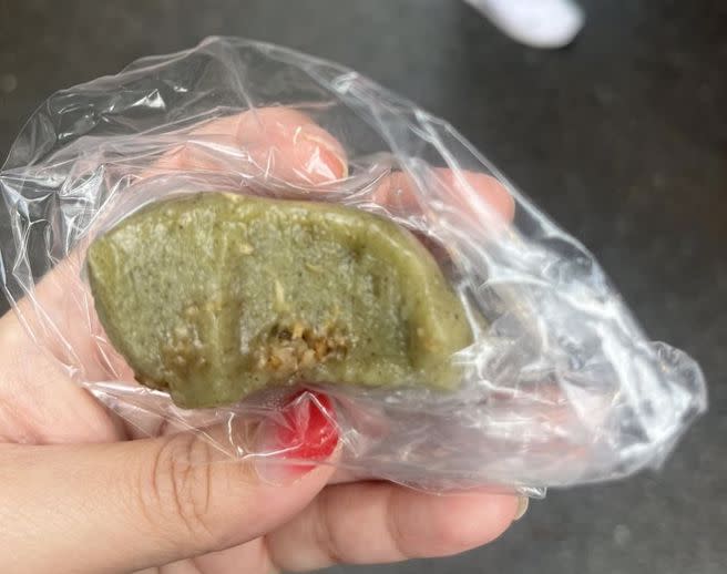 一名女網友日前到內灣老街買草仔粿。(翻攝自 爆怨公社)