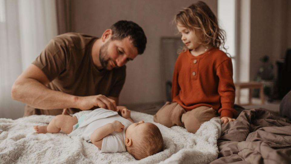 Padre cambiando los pañales a su bebé 