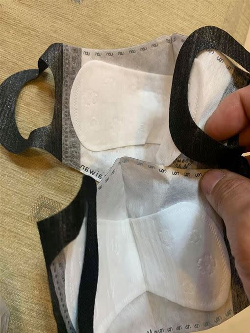 網友的媽媽把護墊貼在口罩內側。（圖／翻攝自爆廢公社臉書）