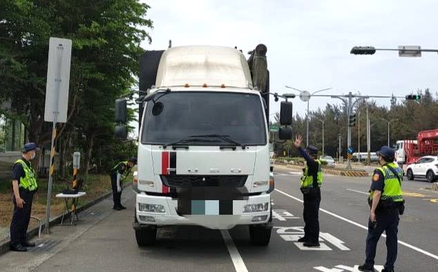 警方於台十七線設置活動地磅站，全面稽查、攔檢取締大型車。（記者葉進耀翻攝）