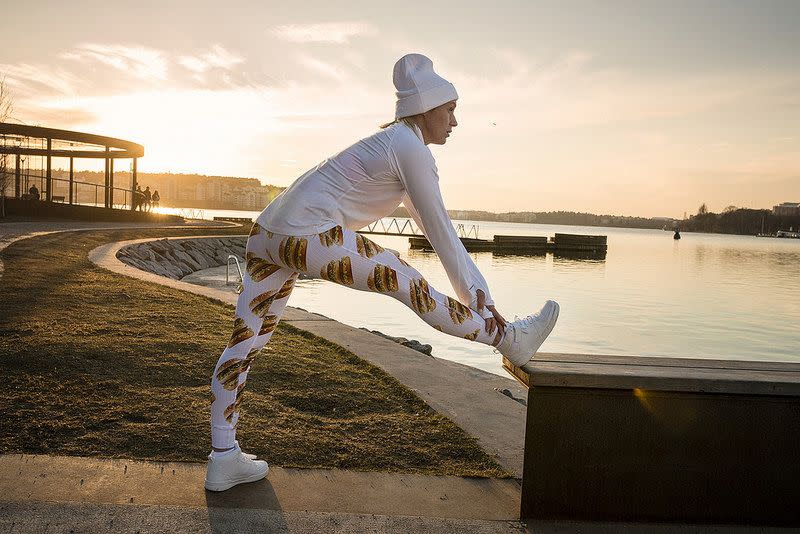 Ja, Sie haben richtig gesehen. Auf dieser Thermo-Leggings sind tatsächlich zahlreiche Big Macs abgebildet. Dahinter steckt jedoch keineswegs die clevere PR-Strategie eines Modelabels, stattdessen vermarktet McDonalds seinen Kultburger nun höchstselbst im Rahmen einer eigenen Kollektion. Bisher sind die Produkte allerdings nur online im schwedischen "Big Mac Shop" zu bekommen.