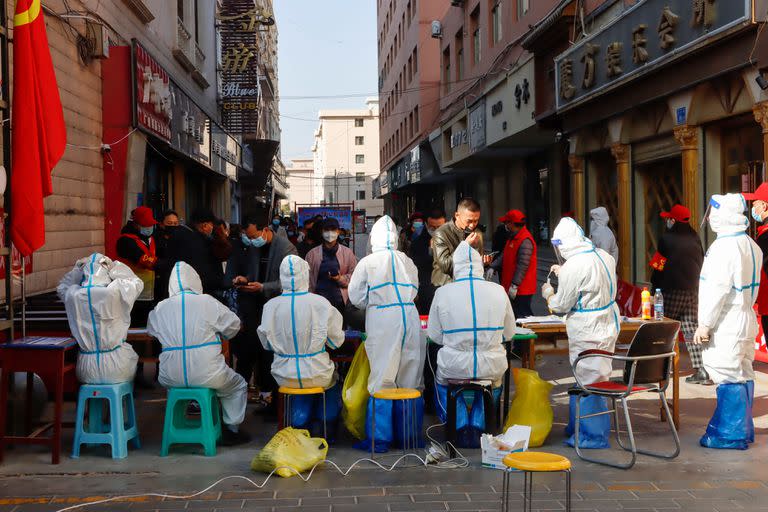 Personal médico realizando pruebas de ácido nucleico para el coronavirus Covid-19 en Zhangye, en la provincia de Gansu