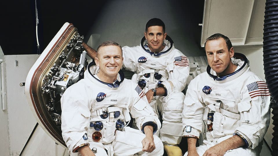 Hier sind von links nach rechts Frank Borman, Kommandant der dreiköpfigen Apollo-8-Besatzung, William A. Anders und James A. Lovell, Jr. am 21. Dezember 1968 vor ihrem Orbitflug um den Mond zu sehen.  - AP