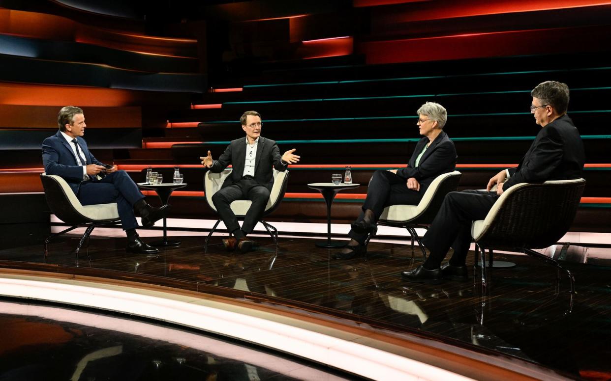 Markus Lanz (links) begrüßte am Mittwochabend Bundesgesundheitsminister Karl Lauterbach, die Journalistin
Antje Höning und den Onkologen Michael Baumann (rechts). (Bild: ZDF)