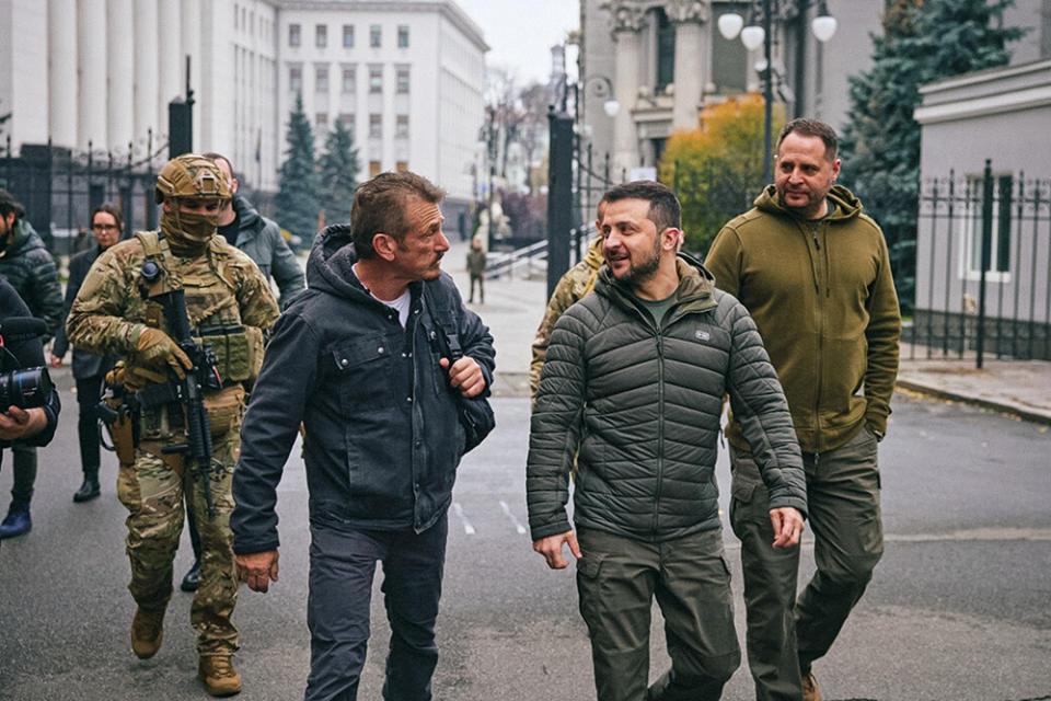 KYIV, UKRAINE - NOVEMBER 08: (----EDITORIAL USE ONLY - MANDATORY CREDIT - "UKRAINIAN PRESIDENCY / HANDOUT" - NO MARKETING NO ADVERTISING CAMPAIGNS - DISTRIBUTED AS A SERVICE TO CLIENTS----) Hollywood actor and film director Sean Penn (L) meets Ukrainian President Vladimir Zelensky (R) as he hands over his own statuette âOscarâ to the Ukrainian president in Kyiv, Ukraine on November 08, 2022. (Photo by Ukrainian Presidency / Handout/Anadolu Agency via Getty Images)