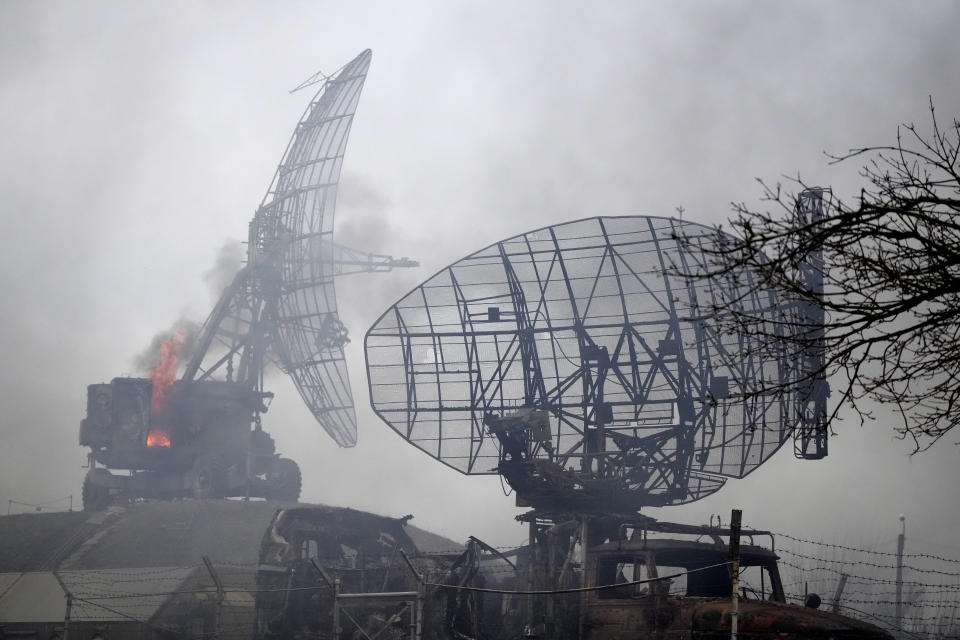 ARCHIVO - Piezas de radar y otro equipamiento dañado en una instalación militar ucraniana a las afueras de Mariúpol, Ucrania, el jueves 24 de febrero de 2022. Como hito, el primer aniversario de la invasión rusa en Ucrania es tan sombrío como exasperante. Es un año repleto de muerte, destrucción, pérdida y daños que se sienten mucho más allá de las fronteras de Rusia y Ucrania. (AP Foto/Sergei Grits, Archivo)