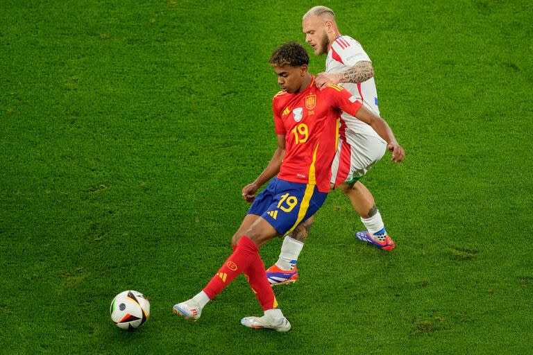 Lamine Yamal, de España, envía un pase delante de Federico Dimarco, de Italia, en el partido de la Eurocopa disputado el jueves 20 de junio de 2024, en Gelsenkirchen, Alemania (AP foto/Andreea Alexandru)