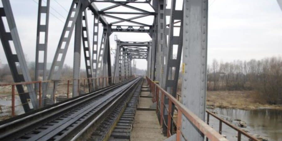 The bridge between Melitopol and Tokmak, which the Russians used to transport their weapons, was blown up (illustrative photo)