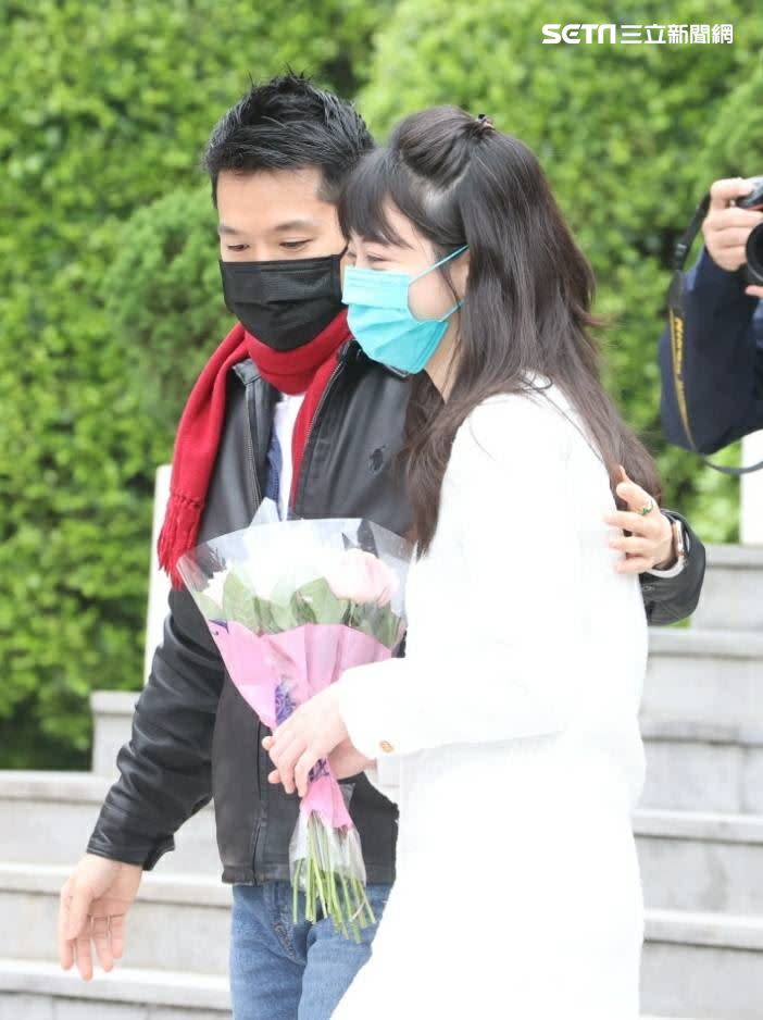 何志偉在記者會後暖送上玫瑰花，讓高嘉瑜露出笑容。（圖／記者邱榮吉攝影）