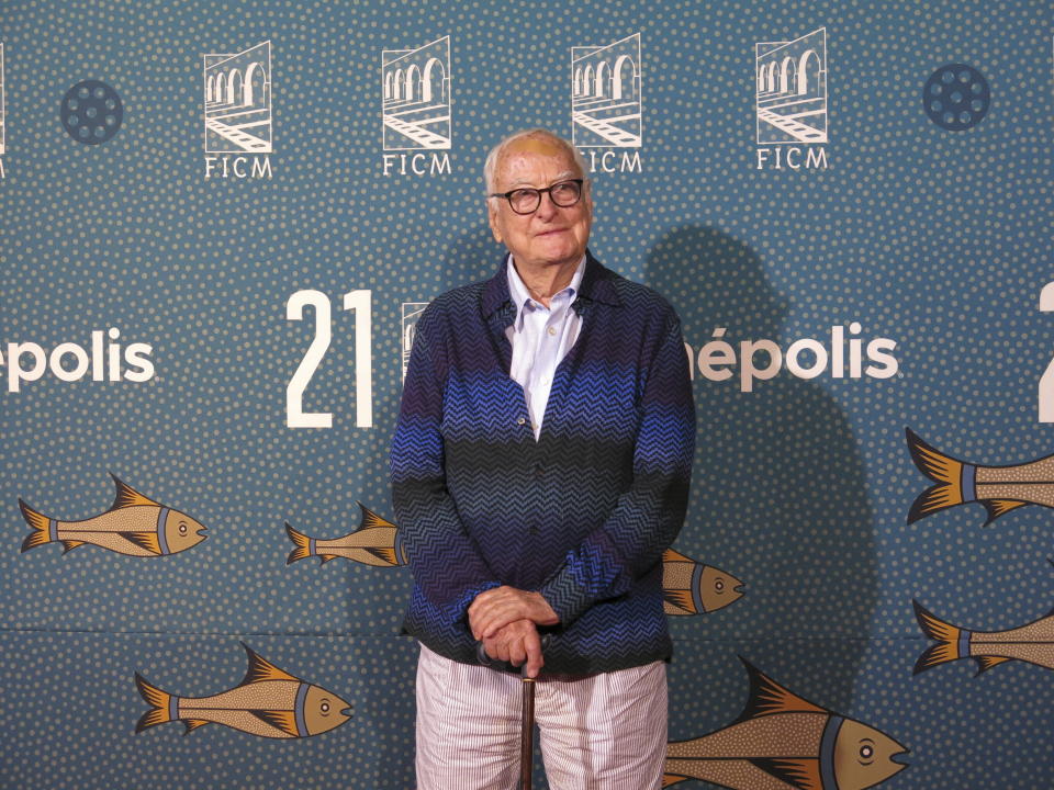 El director y guionista estadounidense James Ivory posa en la alfombra roja de su documental "A Cooler Climate" en el Festival Internacional de Cine de Morelia en Morelia, México, el 24 de octubre de 2023. (Foto AP/Berenice Bautista)