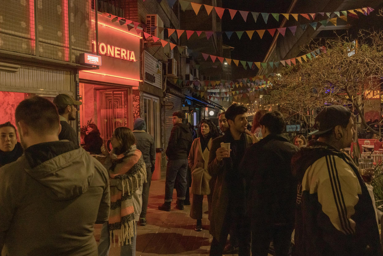 Entusiastas de la comida callejera en una acera cerca del Barrio Chino en una tarde fría de mayo en Belgrano, en Buenos Aires. (Sarah Pabst/The New York Times)