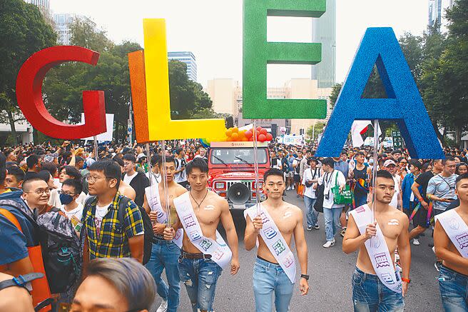 第21屆台灣同志「與多元同行（Stand with Diversity）」遊行28日舉行，希望建立任何身分都能自在生活、不受刻板印象限制的多元社會，參與民眾都精心打扮。（鄧博仁攝）