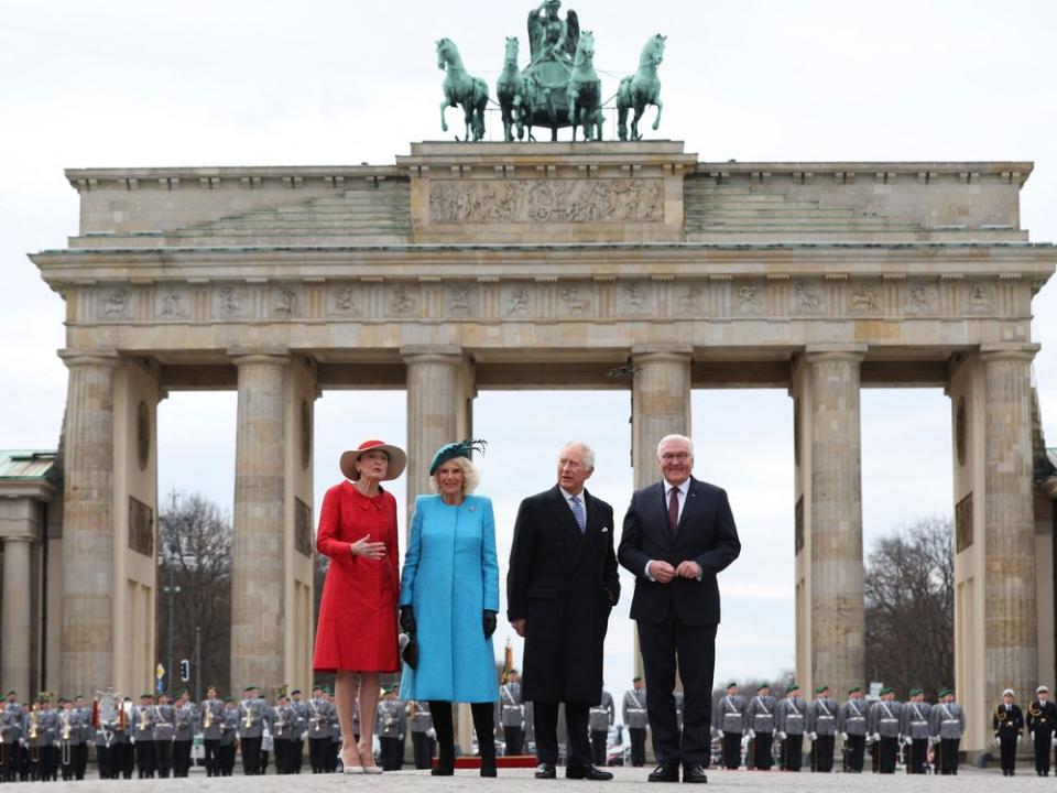 Camilla und König Charles III. zwischen Elke Büdenbender (li.) und Bundespräsident Frank-Walter Steinmeier (re.) vor dem Brandenburger Tor. (Bild: RONNY HARTMANN/AFP via Getty Images)