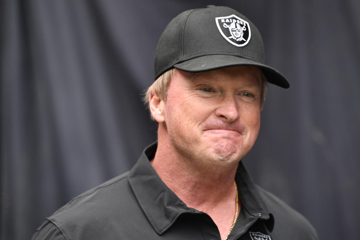 El entrenador Jon Gruden renunció a su cargo al frente de Las Vegas Raiders luego de que se filtraran unos correos electrónicos que envió antes de ser contratado en 2018 que contenían comentarios racistas, homofóbicos y misóginos. (Foto: Getty Images)