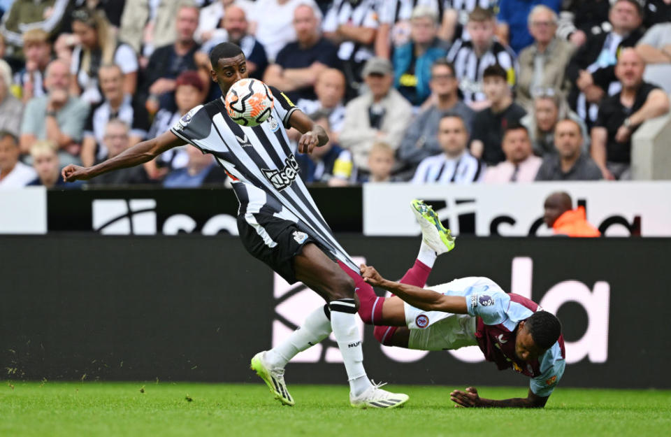 Alexander Isak de Newcastle United es desafiado por Ezri Konsa de Aston Villa durante el partido de la Premier League entre Newcastle United y Aston Villa en St. James Park el 12 de agosto de 2023 en Newcastle upon Tyne, Inglaterra.