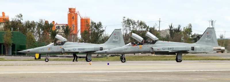 20201029-台東志航基地F-5戰機（左為E型、右為F型），圖非當事戰鬥機。（蘇仲泓攝）